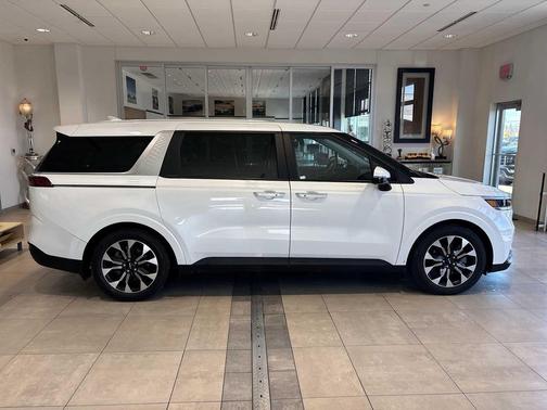 Snow White Pearl 2024 Kia Carnival EX