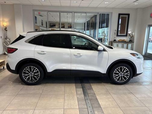 2022 Ford Escape PHEV Titanium