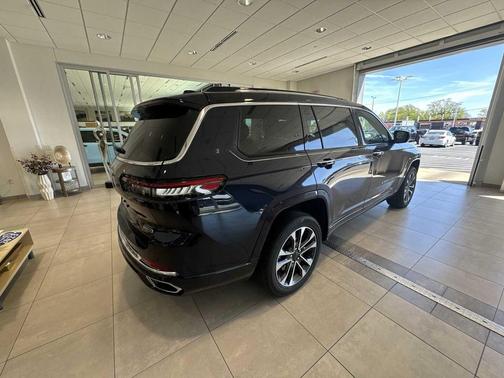 Midnight Sky 2023 Jeep Grand Cherokee L Overland