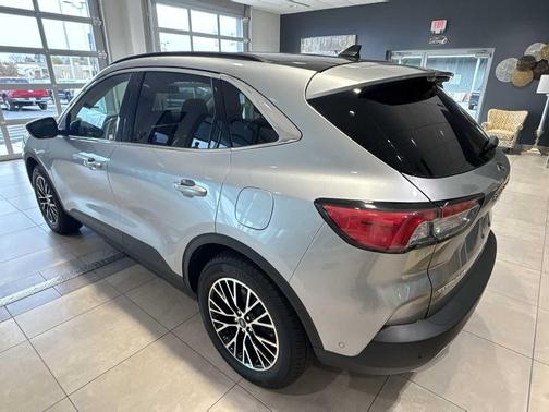 2022 Ford Escape PHEV Titanium
