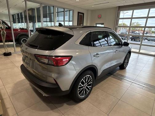2022 Ford Escape PHEV Titanium