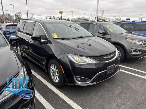 Brilliant Black Crystal Pearlcoat 2020 Chrysler Pacifica Touring