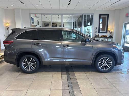 Predawn Gray Mica 2018 Toyota Highlander XLE