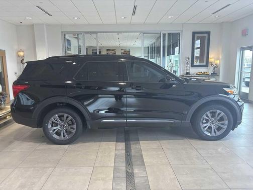 AGATE BLACK METALLIC 2023 Ford Explorer XLT