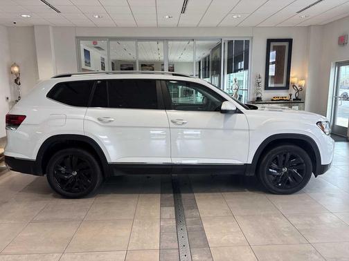 WHITE 2022 Volkswagen Atlas 3.6L SEL