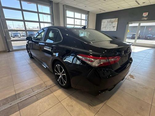 2019 Toyota Camry Hybrid XLE