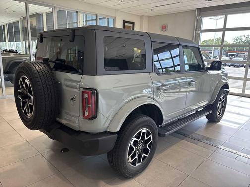 CACTUS GRAY 2023 Ford Bronco Outer Banks