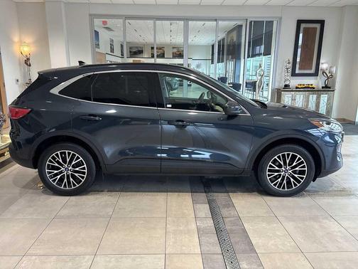 2022 Ford Escape PHEV Titanium