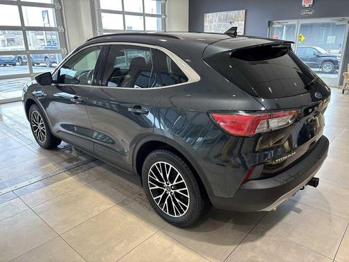 2022 Ford Escape PHEV Titanium
