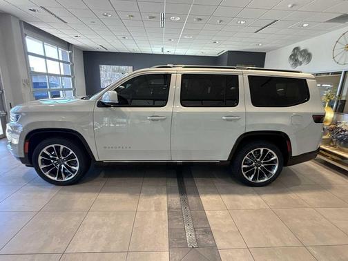 Luxury White Pearl 2022 Jeep Wagoneer Series III