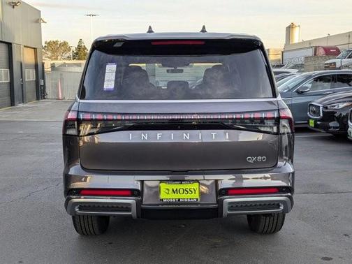 2025 INFINITI QX80 Luxe