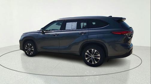Magnetic Gray Metallic 2021 Toyota Highlander XLE