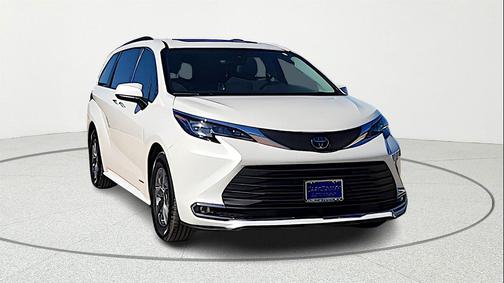 2021 Toyota Sienna XLE 8 Passenger