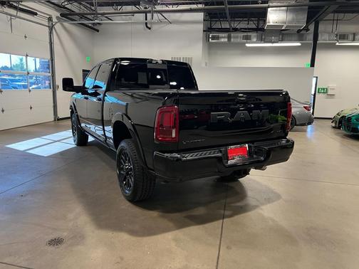 Diamond Black Crystal Pearlcoat 2025 RAM 2500 Limited Crew Cab 4x4 6'4' Box