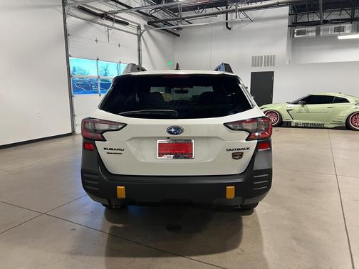 Crystal White Pearl 2022 Subaru Outback Wilderness