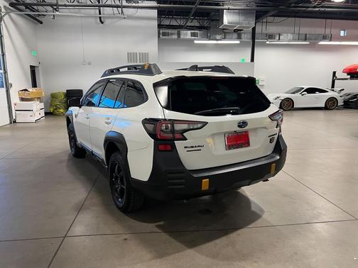 Crystal White Pearl 2022 Subaru Outback Wilderness