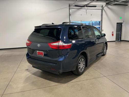 Parisian Night Pearl 2018 Toyota Sienna XLE