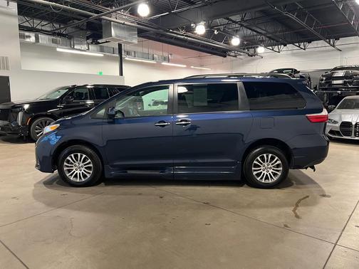 Parisian Night Pearl 2018 Toyota Sienna XLE