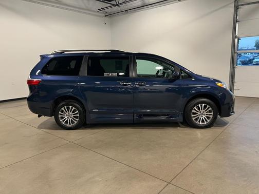 Parisian Night Pearl 2018 Toyota Sienna XLE