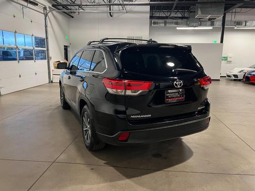 Midnight Black Metallic 2019 Toyota Highlander XLE