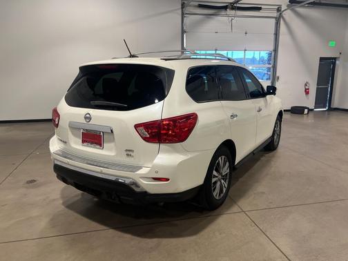 2017 Nissan Pathfinder SL