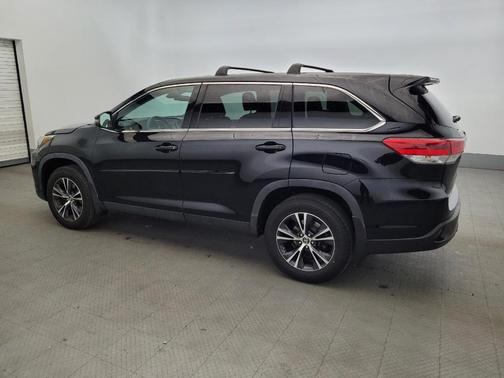Midnight Black Metallic 2019 Toyota Highlander LE