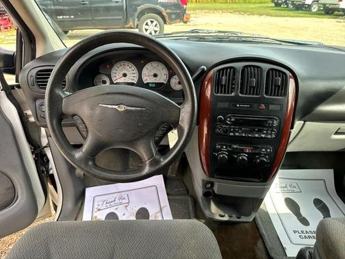 2005 Chrysler Town & Country Base