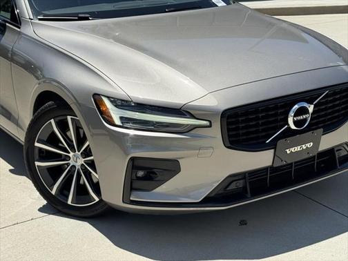 2021 Volvo S60 T5 Momentum