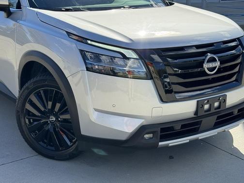 2022 Nissan Pathfinder SL 4WD