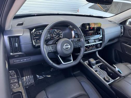 2022 Nissan Pathfinder SL 4WD