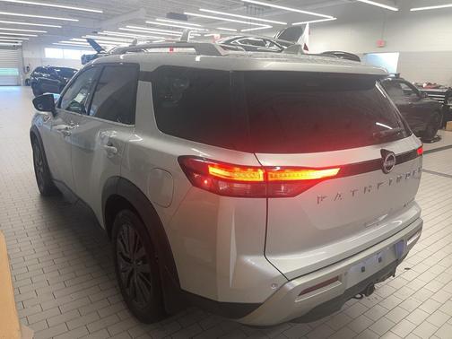 2022 Nissan Pathfinder SL 4WD