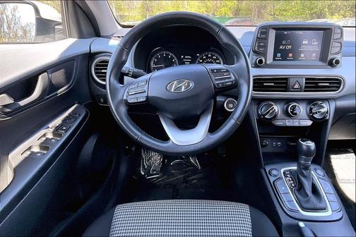 Chalk White 2019 Hyundai KONA SEL