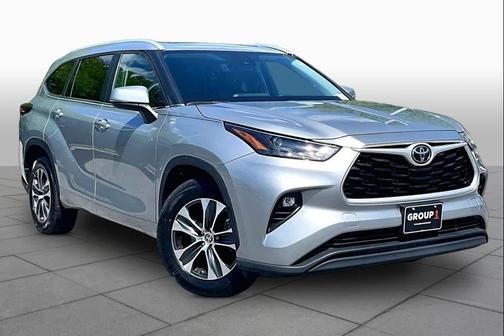 Celestial Silver Metallic 2023 Toyota Highlander XLE