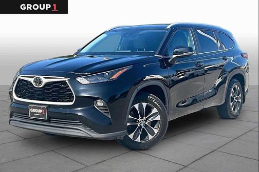Midnight Black Metallic 2023 Toyota Highlander XLE