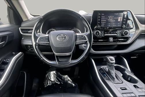 Midnight Black Metallic 2022 Toyota Highlander XLE