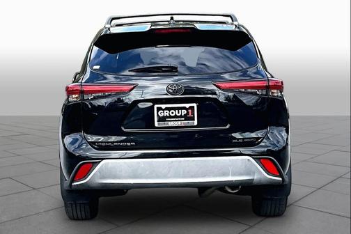 Midnight Black Metallic 2022 Toyota Highlander XLE