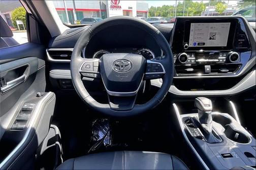 Midnight Black Metallic 2026 Toyota Highlander Hybrid XLE