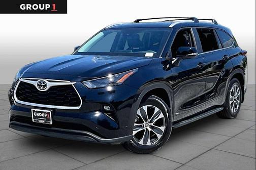 Midnight Black Metallic 2026 Toyota Highlander Hybrid XLE