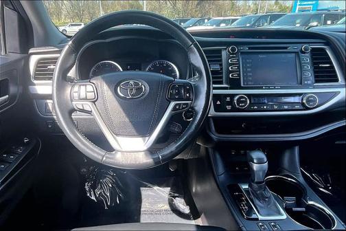 Midnight Black Metallic 2018 Toyota Highlander XLE