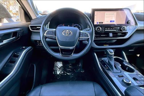 Midnight Black Metallic 2023 Toyota Highlander Platinum