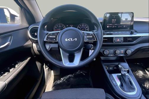Snow White Pearl 2023 Kia Forte LXS