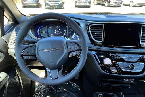 2024 Chrysler Pacifica Hybrid S Appearance Pkg