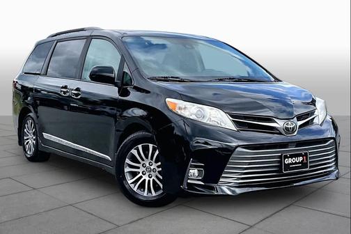 Midnight Black Metallic 2018 Toyota Sienna XLE