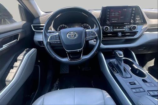 Celestial Silver Metallic 2021 Toyota Highlander XLE