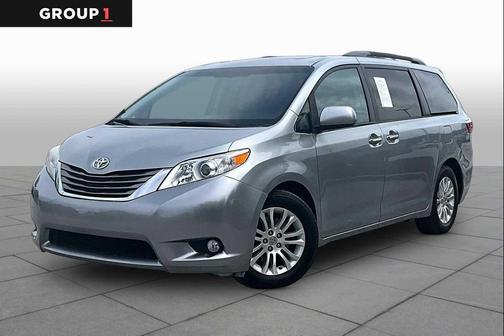 Silver Sky Metallic 2017 Toyota Sienna XLE