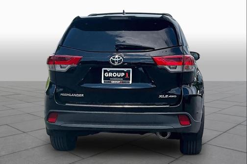 Midnight Black Metallic 2018 Toyota Highlander XLE