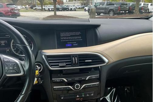 2017 INFINITI QX30 Premium