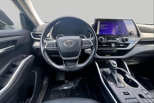 Midnight Black Metallic 2023 Toyota Highlander XLE