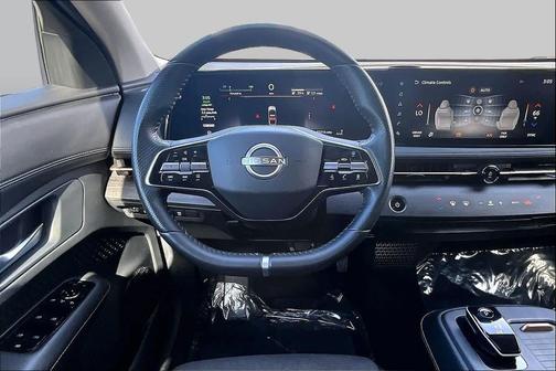 Everest White Pearl Tricoat/Black Diamond Pearl 2023 Nissan ARIYA VENTURE+