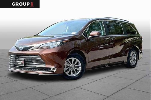 2024 Toyota Sienna XLE 8 Passenger